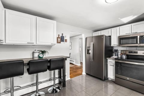 New! Peaceful & Relaxing 2BR Flat, Top Location Apartment in Shelby Township