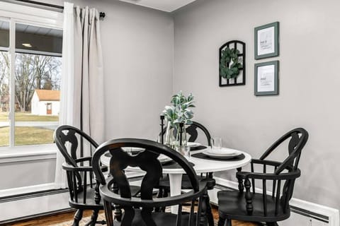 New! Peaceful & Relaxing 2BR Flat, Top Location Apartment in Shelby Township