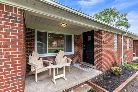 New! Peaceful & Relaxing 2BR Flat, Top Location Apartment in Shelby Township