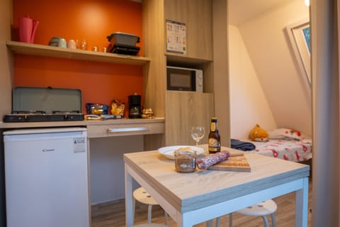 Kitchen or kitchenette, Dining area, stove