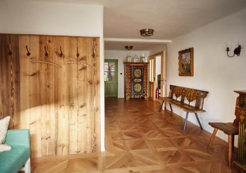 Facade/entrance, wardrobe