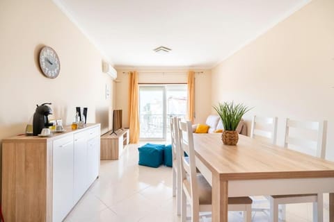 Coffee/tea facilities, Living room, Seating area, Dining area