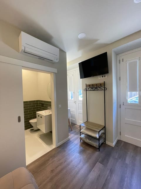 Bathroom, TV and multimedia, air conditioner