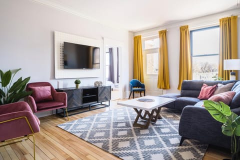 TV and multimedia, View (from property/room), View (from property/room), Balcony/Terrace, Living room, Seating area, Evening entertainment, Landmark view, Landmark view, Mountain view, Mountain view, Street view, Street view