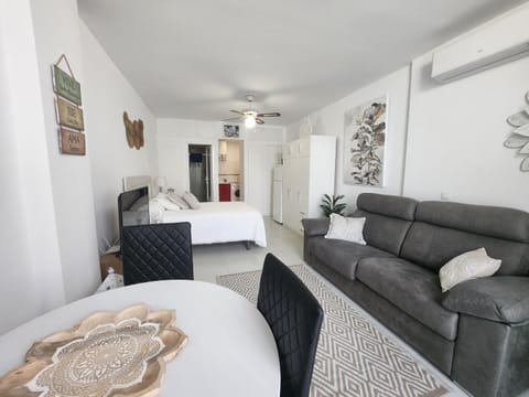 Bed, TV and multimedia, Living room, Photo of the whole room, Seating area, Bedroom