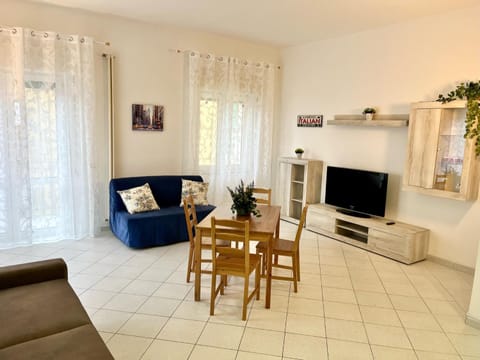 Communal lounge/ TV room, TV and multimedia, Living room, Seating area