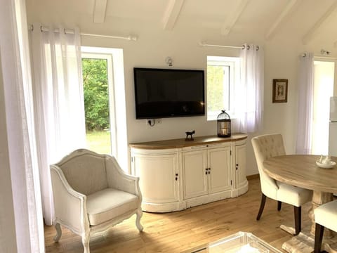 TV and multimedia, Kitchen or kitchenette, Living room, Seating area, Dining area