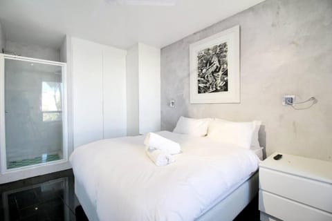 Bed, towels