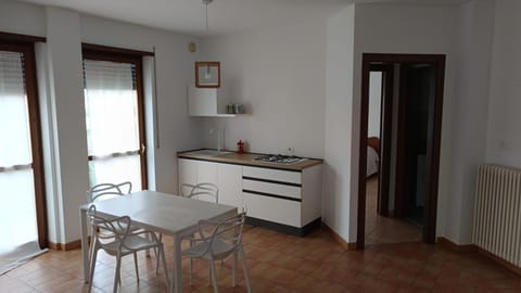 Kitchen or kitchenette, Dining area, stove