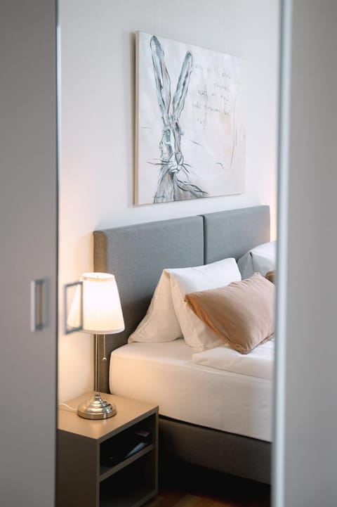 Photo of the whole room, Bedroom, Mountain view