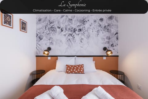 Photo of the whole room, Bedroom, towels