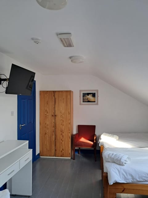 Bed, TV and multimedia, Bedroom, wardrobe