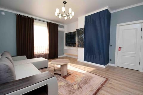 Bed, TV and multimedia, Living room, Seating area