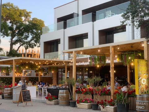 Property building, Restaurant/places to eat, Day, People, Banquet/Function facilities, City view, Location, group of guests