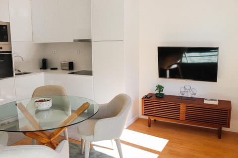 Communal lounge/ TV room, TV and multimedia, Living room, Seating area, Dining area