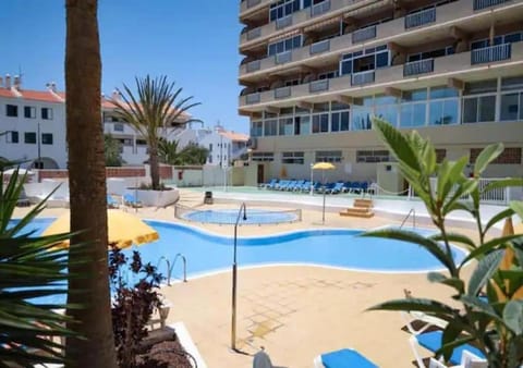 Property building, Day, Pool view, Swimming pool, Location, sunbed