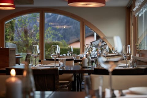 Restaurant/places to eat, Banquet/Function facilities, Food