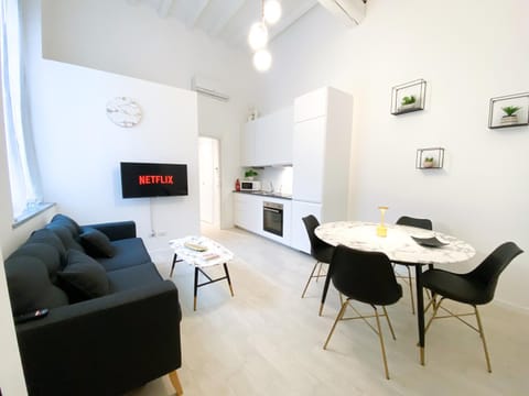 TV and multimedia, Living room, Seating area, Dining area