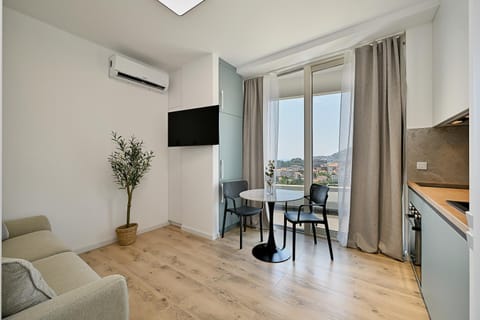 TV and multimedia, Kitchen or kitchenette, Living room, Seating area, Dining area, air conditioner