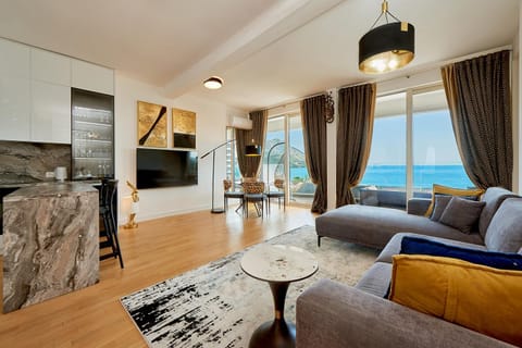 Natural landscape, TV and multimedia, Living room, Seating area, Sea view