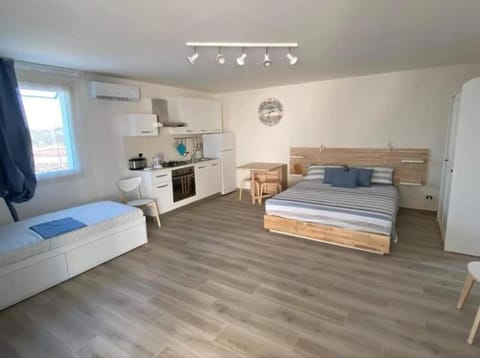 Bedroom, kitchen