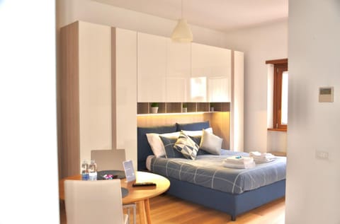 Bed, Photo of the whole room, Seating area, soundproof