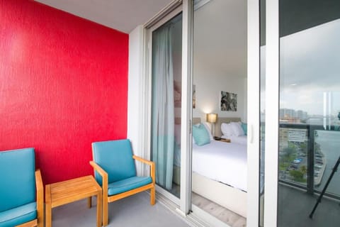 Spectacular View wBalcony Pool Inn in Hallandale Beach