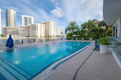 Spectacular View wBalcony Pool Inn in Hallandale Beach
