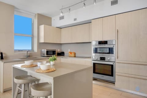 Luxury with stunning view, Balcony, Amazing Pools Apartment in Hollywood Beach