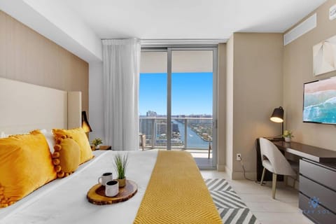 Luxury with stunning view, Balcony, Amazing Pools Apartment in Hollywood Beach