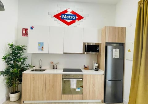 Kitchen or kitchenette, minibar