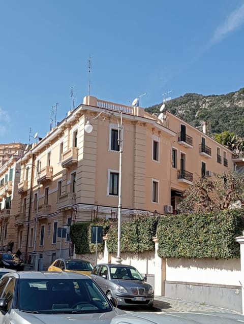 Property building, Neighbourhood