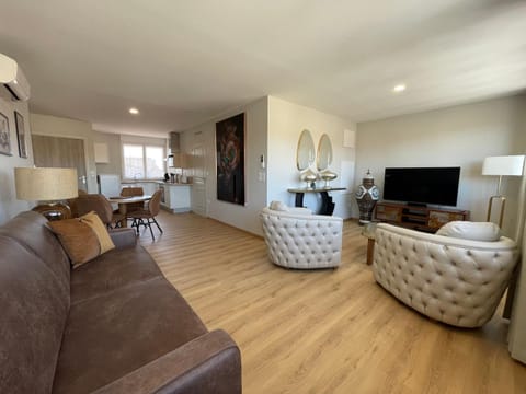 Communal lounge/ TV room, Living room, Seating area, Dining area