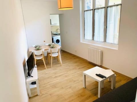 TV and multimedia, Living room, Seating area, Dining area