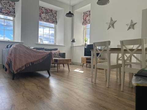 Living room, Photo of the whole room, Seating area, Dining area