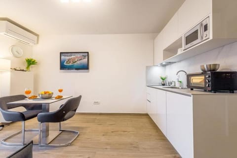 Coffee/tea facilities, Kitchen or kitchenette, Food and drinks, Dining area, minibar, pet friendly, toaster