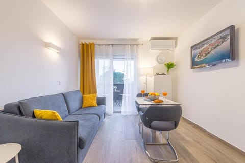 TV and multimedia, Living room, Seating area, Dining area, air conditioner