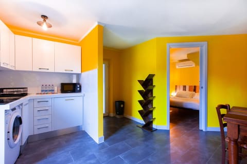 Bed, Kitchen or kitchenette, Photo of the whole room, Dining area, Bedroom, stove, washing machine