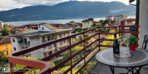 Nearby landmark, Natural landscape, View (from property/room), Balcony/Terrace, Dining area, City view, Lake view, Mountain view