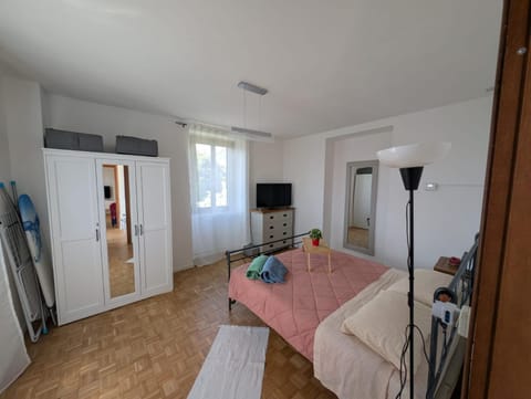 Photo of the whole room, Bedroom, wardrobe