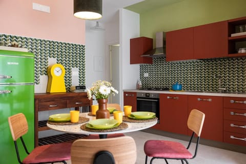 Coffee/tea facilities, Kitchen or kitchenette, Dining area, oven, stove