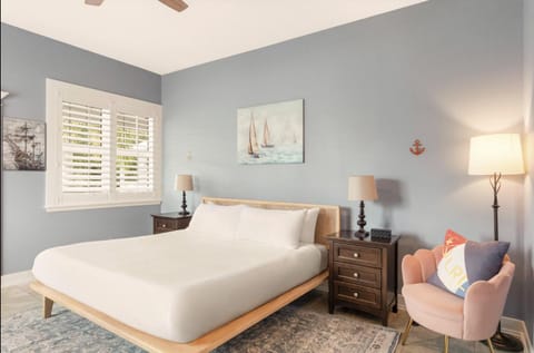 Bed, Seating area, Bedroom