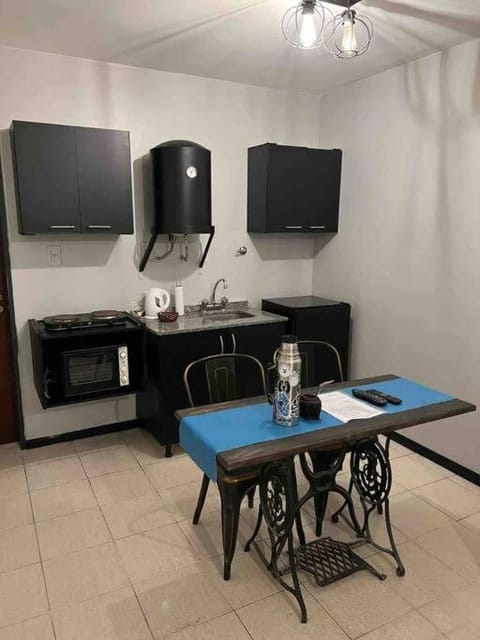 Kitchen or kitchenette, Dining area, minibar, pet friendly