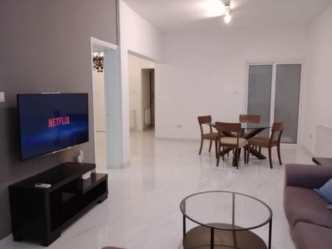 Communal lounge/ TV room, TV and multimedia, Living room, Seating area, Dining area, Evening entertainment