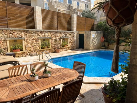 Dining area, Swimming pool, sunbed