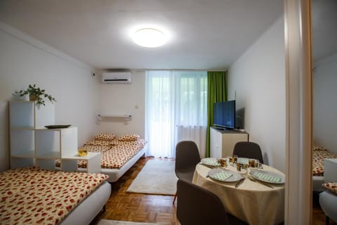 Dining area, Bedroom, air conditioner