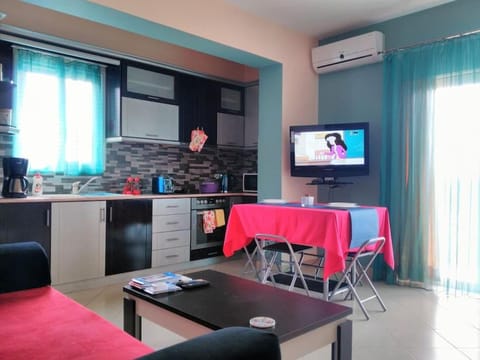 Communal lounge/ TV room, TV and multimedia, Kitchen or kitchenette, Living room, Seating area, Dining area, minibar, air conditioner