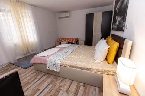 Bed, TV and multimedia, Bedroom, towels, air conditioner