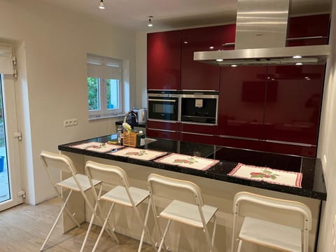 Kitchen or kitchenette, Dining area, minibar, oven, pet friendly, stove, toaster