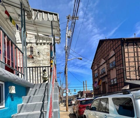 Unique Artsy 2 Bdrm Apt 1.5 mi from Downtown Apartment in Pittsburgh